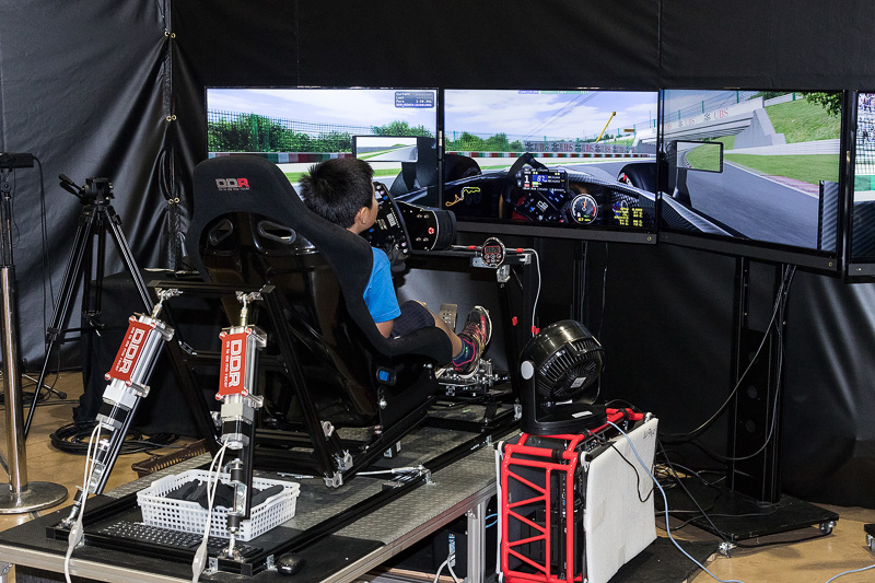 3つの画面を使ってリアルなサーキット走行体験が味わえる