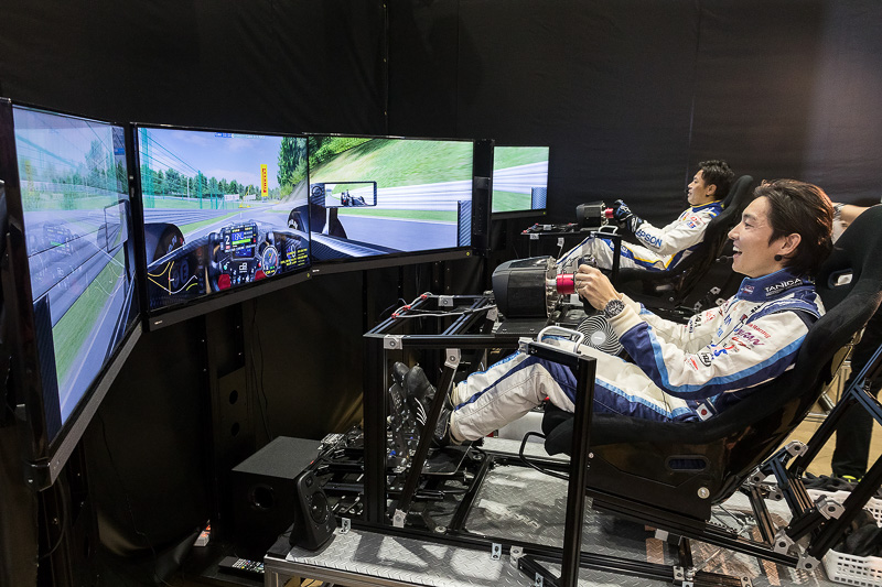 中嶋大祐選手（手前）と松浦孝亮選手（奥）による対決も