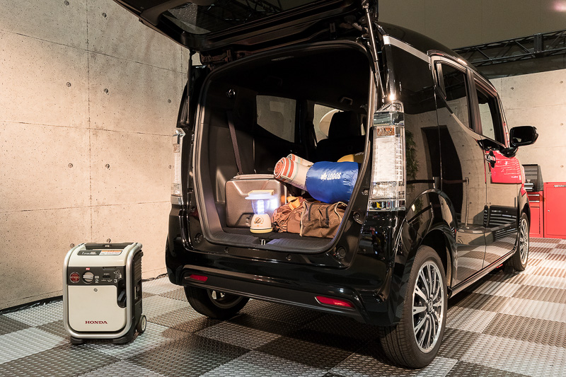 セカンドカーの「N-BOX スラッシュ」でキャンプに、というイメージ