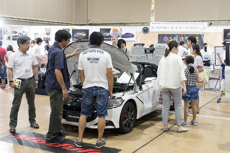 人気が高く常に人だかりとなっていた