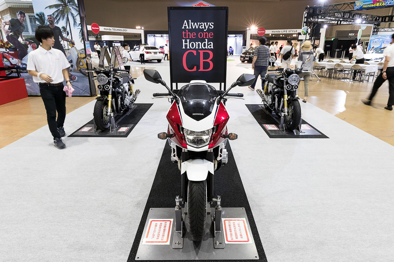 CB1300とCB1100は独立した展示スペースを用意