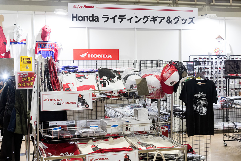 2輪向けのライディングギアやグッズも並べられた