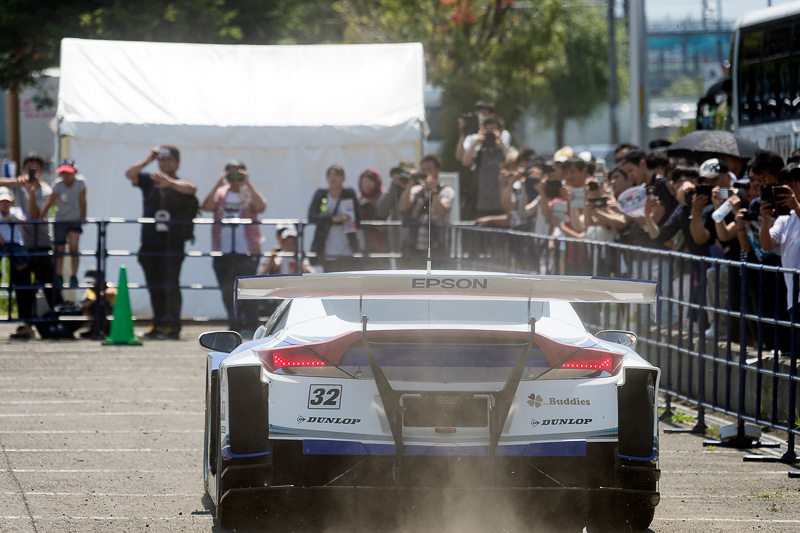 迫力ある走行後にはタイヤ交換も行なわれ、多くの観客が見入っていた