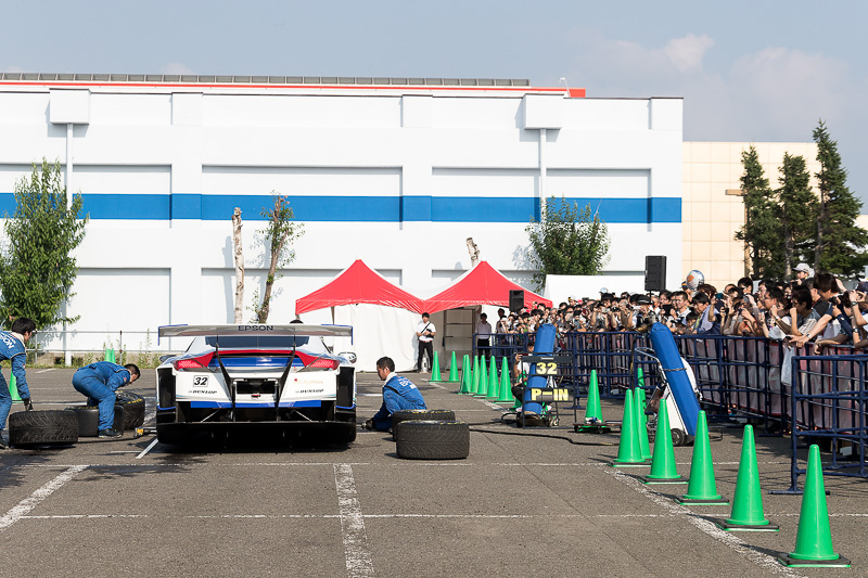 迫力ある走行後にはタイヤ交換も行なわれ、多くの観客が見入っていた