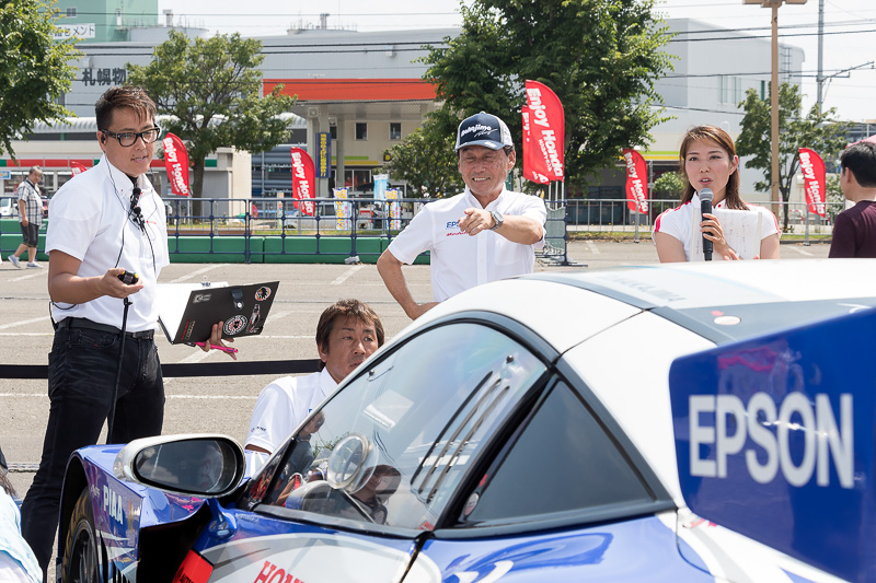 素早く交換を終えた参加者を見て「スカウトしようかな」と笑顔を見せる中嶋悟監督