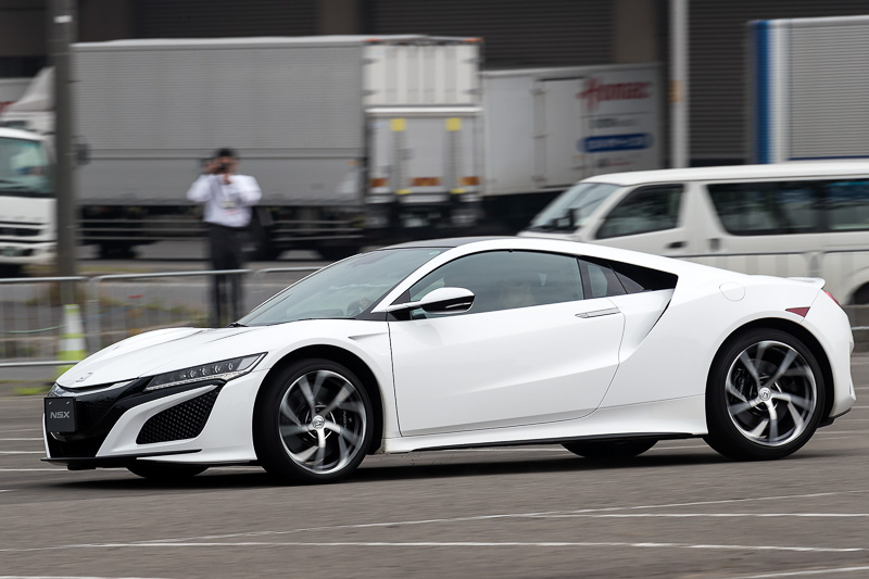 狭い特設コースながらも派手な走りを披露していたNSX同乗体験