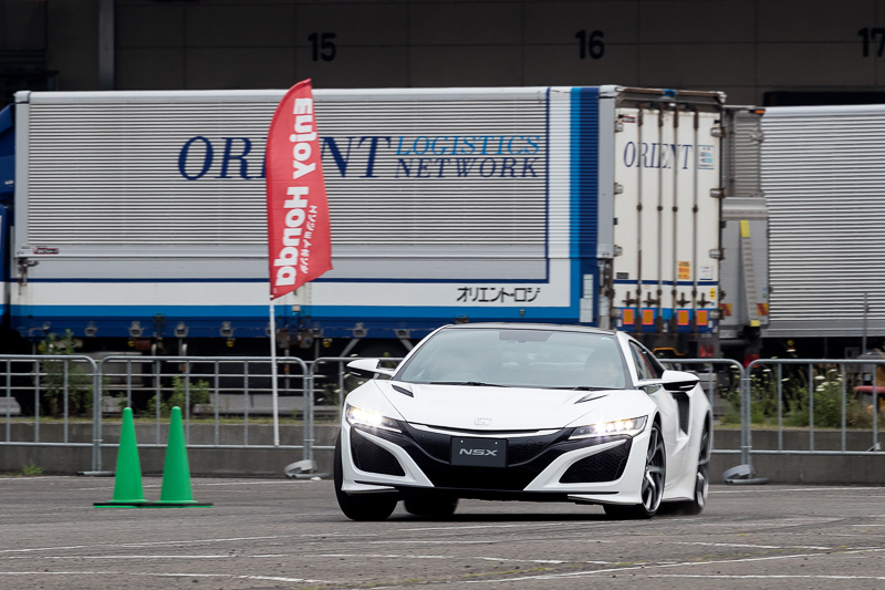 狭い特設コースながらも派手な走りを披露していたNSX同乗体験
