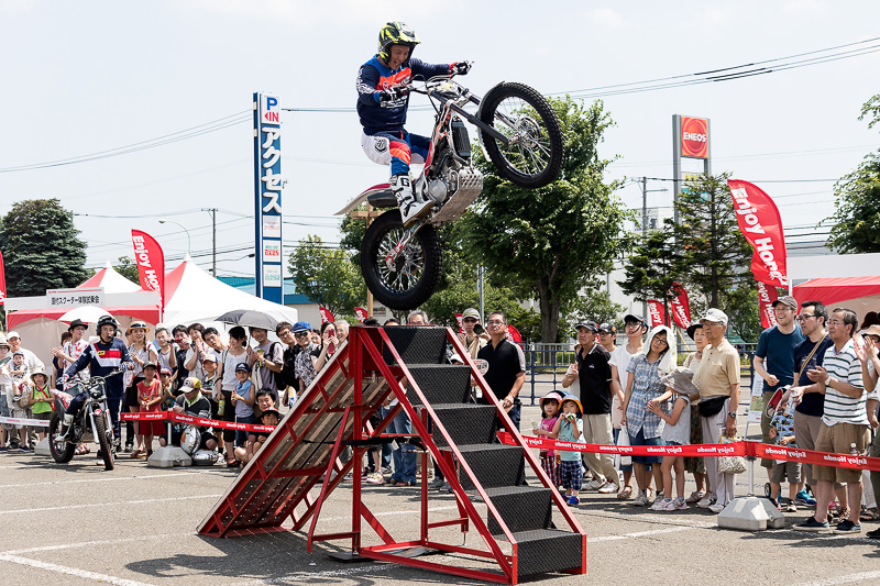 躍動感あふれる「トライアルバイクショー」