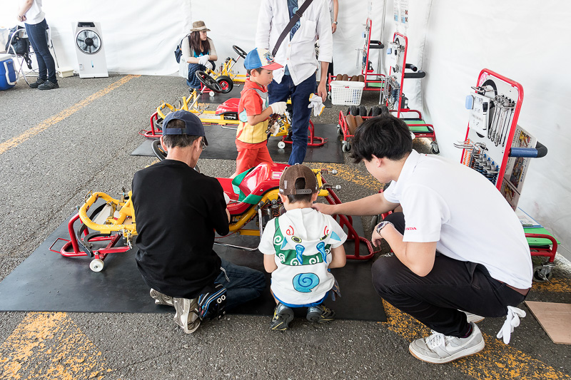 5歳から12歳までの子供向けのピット工房。電動カートのピット作業を体験