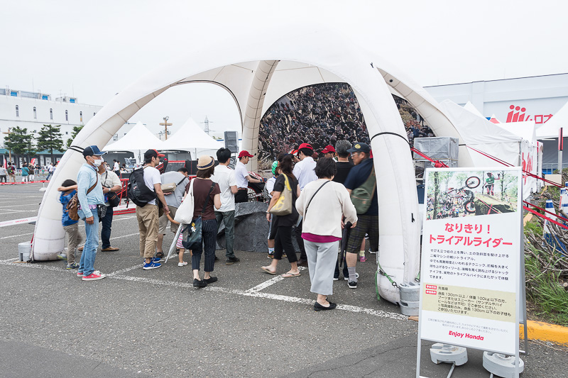 中央部を固定されたトライアルバイクにまたがってウイリーとジャックナイフを体験できる「なりきり！トライアルライダー」