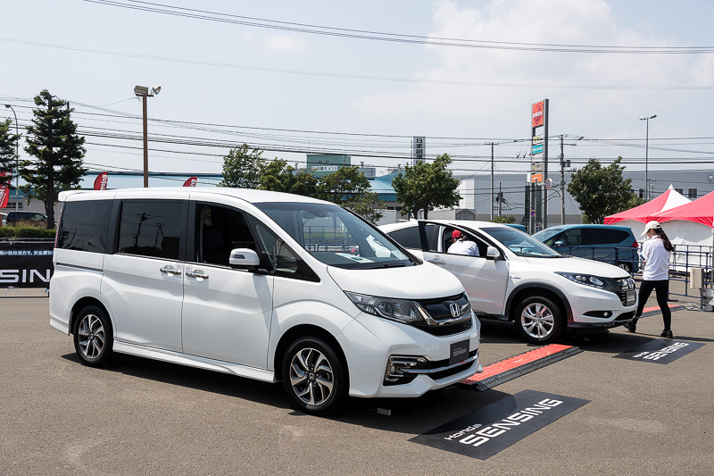 ステップワゴンとヴェゼルを展示