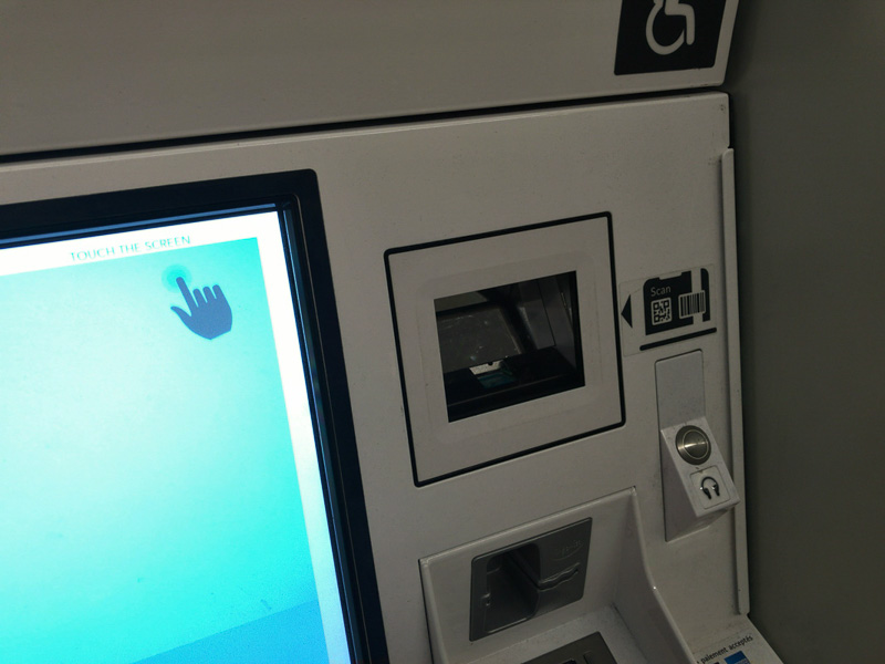 モンパルナス駅にあったチケット販売機。ここのQRコードリーダにアプリのQRコードを読み込ませたら、eチケットを紙のチケットに変換できた