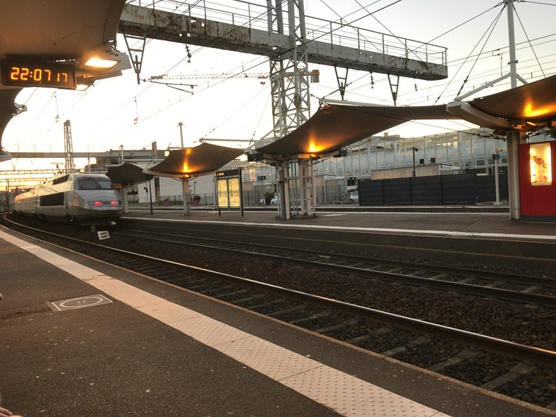 TGVに乗ると、パリのモンパルナス駅から1時間でル・マンへ到着
