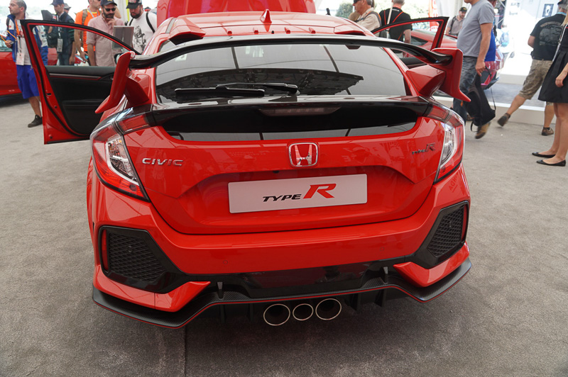 ホンダブースではNSXやシビック TYPE-Rなどが展示されていた