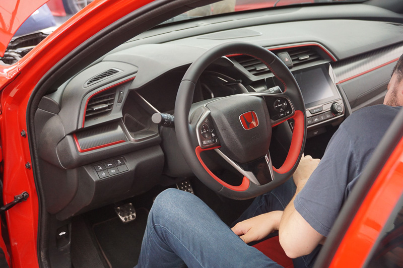 ホンダブースではNSXやシビック TYPE-Rなどが展示されていた