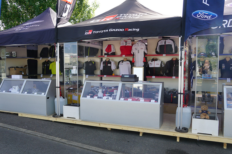 パドック側でもさまざまな物販が行なわれていた