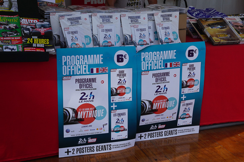 パドック側でもさまざまな物販が行なわれていた