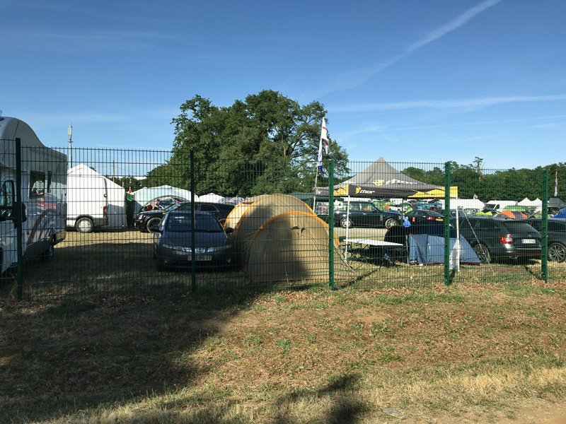 ル・マン24時間の駐車場。テントやキャンプカーで宿泊して楽しむというのが一般的なスタイル