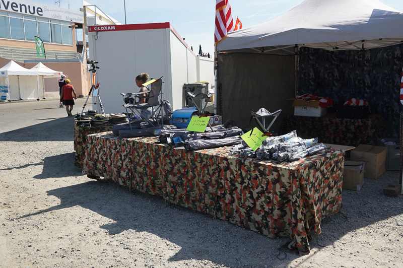 キャンプ用品の販売も行なわれている