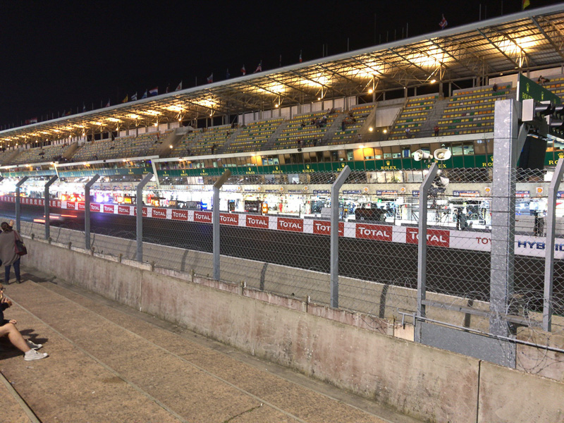 スタンドからピットガレージを見ているところ