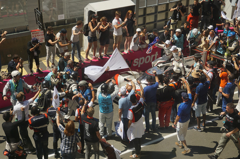 優勝クルーはピットレーンを逆走して表彰台へ向かう