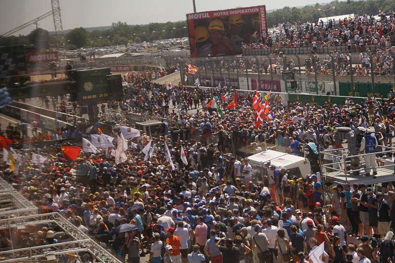 メインストレートになだれ込む観客。日の丸も見える