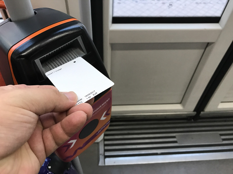 チケットは購入するだけではだめで、乗ったらすぐ刻印。欧州の電車に乗るときにはこれを忘れないようにしたい