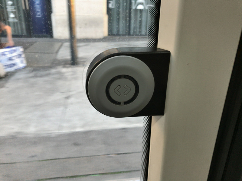 ドアはほとんどが乗客が開ける方式。日本で都心の電車しか乗っていない人は注意