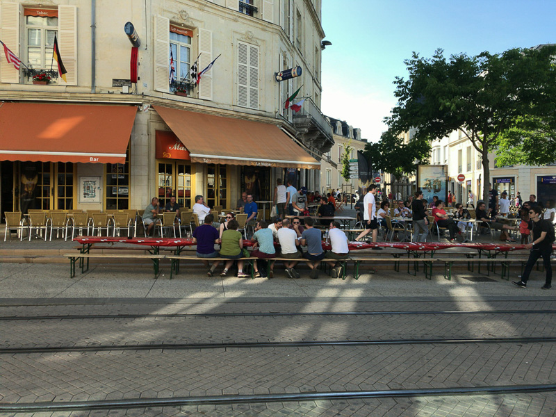 ル・マン市の中心街。カフェの席が外にあるのが欧州っぽい