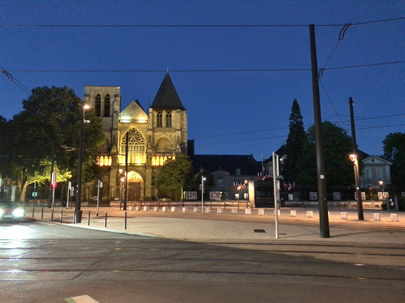 ル・マン市の中心地になるジャコバン広場と教会