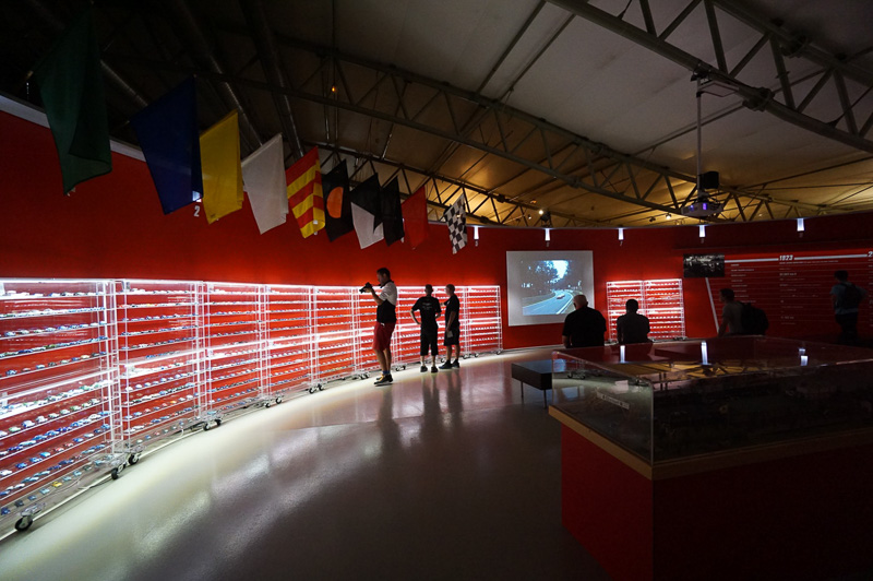 ル・マンに出場した車両のミニカー。これだけ揃っていると壮観だ