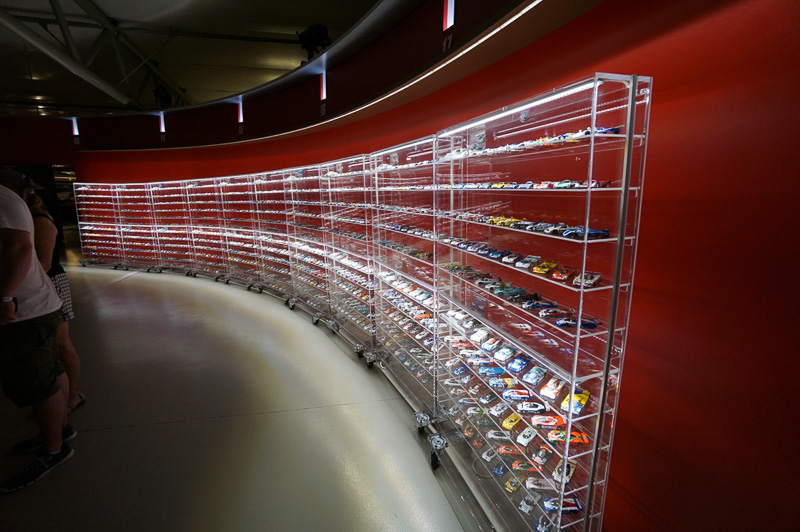 ル・マンに出場した車両のミニカー。これだけ揃っていると壮観だ