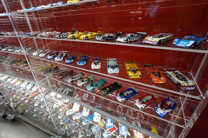 ル・マンに出場した車両のミニカー。これだけ揃っていると壮観だ