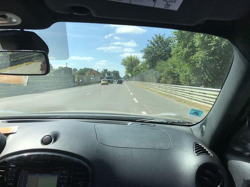 ユノディエールを走る様子。見て分かるとおり、一般道では片側1車線の対面通行