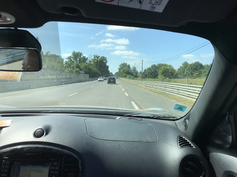 ユノディエールを走る様子。見て分かるとおり、一般道では片側1車線の対面通行