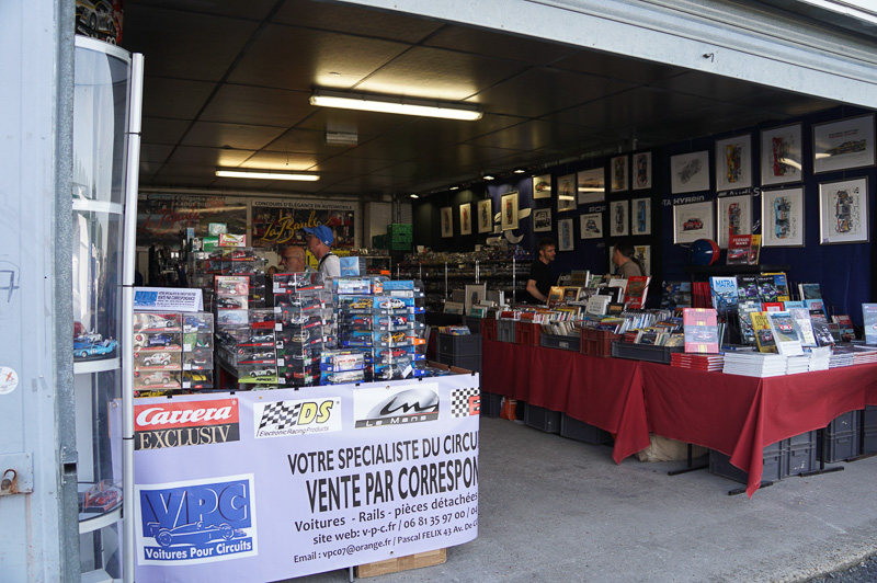 ミニカー屋さんは充実しており、いろいろ探すのが楽しそうだ