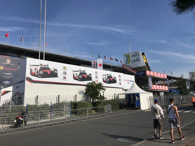 パドックに入るには別途パドックパスが必要になるが、その近くまでは一般のチケットでもいける