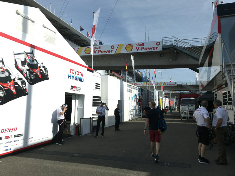 パドックに入るには別途パドックパスが必要になるが、その近くまでは一般のチケットでもいける