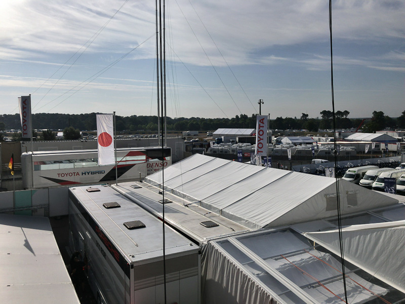 パドックに入るには別途パドックパスが必要になるが、その近くまでは一般のチケットでもいける