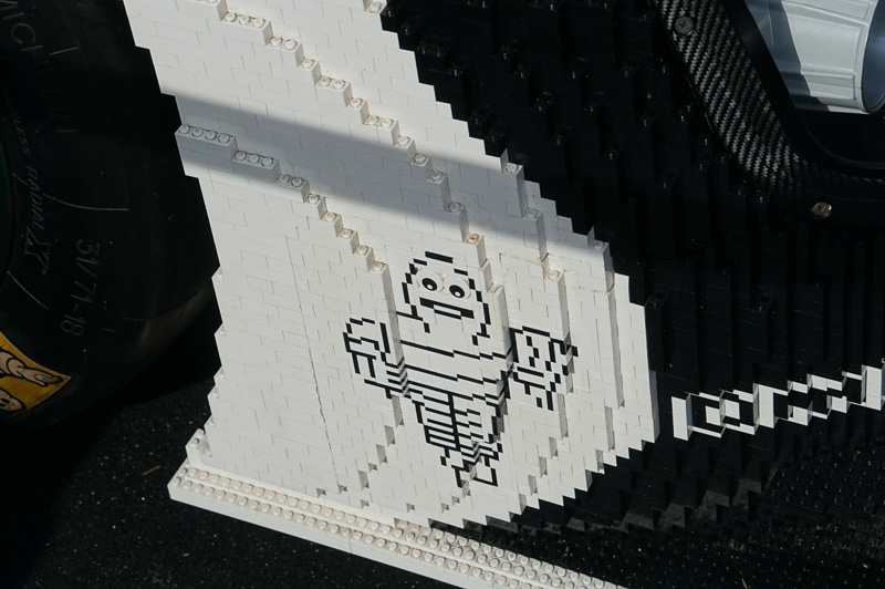 ポルシェの展示ブース。半分レゴのポルシェ 919 Hybridなどが展示されていた