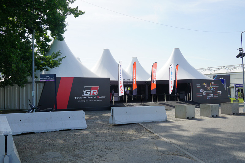 トヨタブースではタイヤ交換体験などを行なっていた