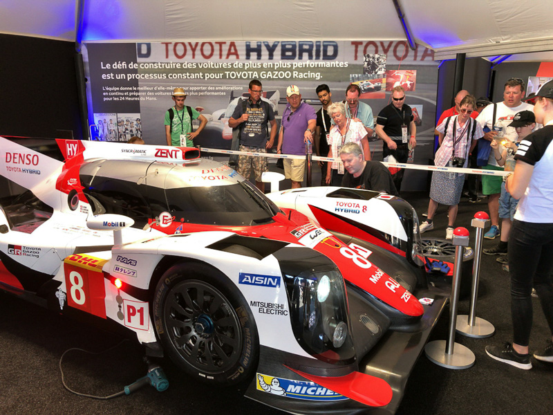 トヨタブースではタイヤ交換体験などを行なっていた