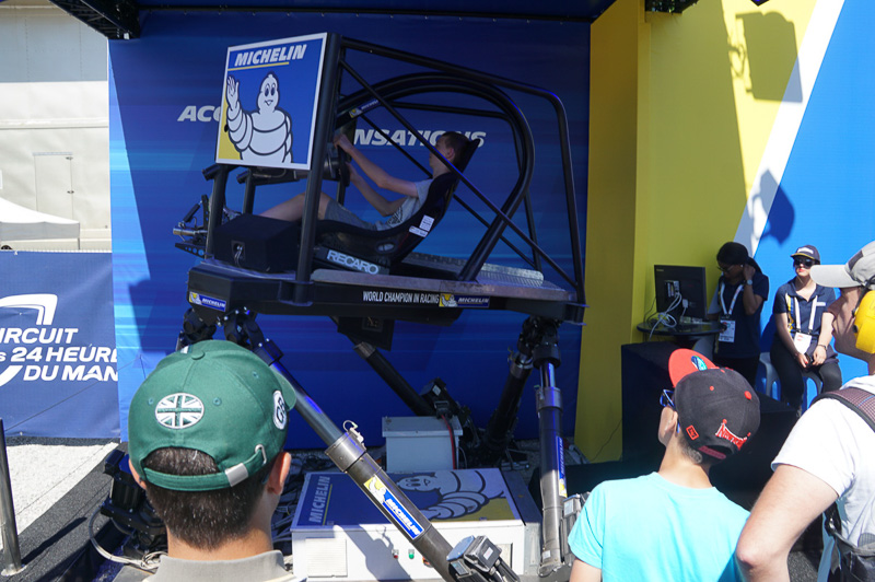 ミシュランのブースでは、7ポストリグ採用のシミュレータやロボレースの車両などが展示されていた