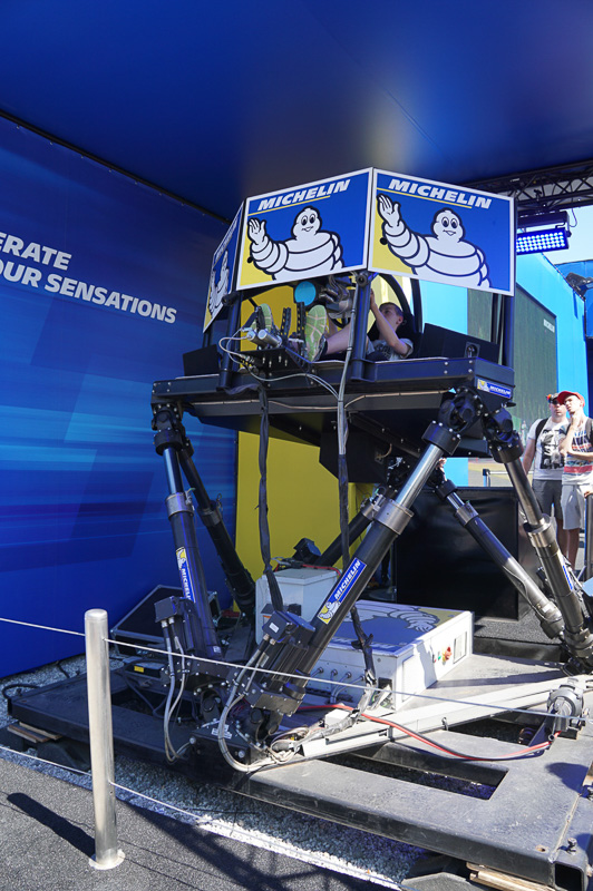 ミシュランのブースでは、7ポストリグ採用のシミュレータやロボレースの車両などが展示されていた