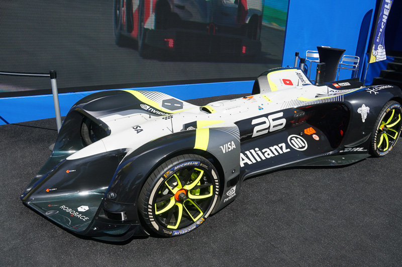 ミシュランのブースでは、7ポストリグ採用のシミュレータやロボレースの車両などが展示されていた