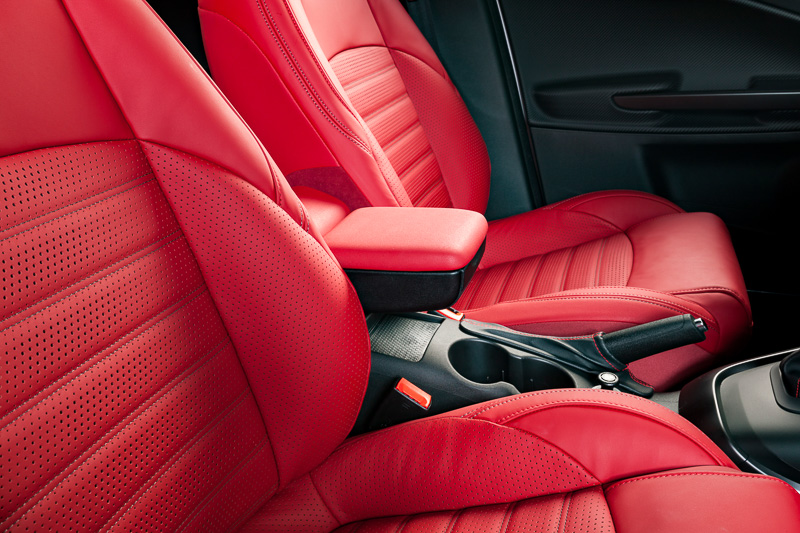 レザーシートはレッドを特別装備。通常モデルだとボディカラーの「アルファ・ホワイト」と組み合わせができない