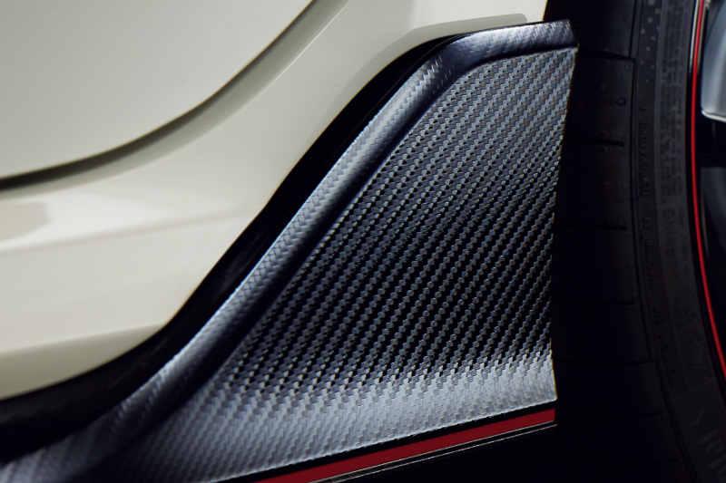 前後のタイヤの前に設置したカーボン製の「フロントフリックアップ」と「リアフリックアップ」が気流を跳ね上げてダウンフォースを発生