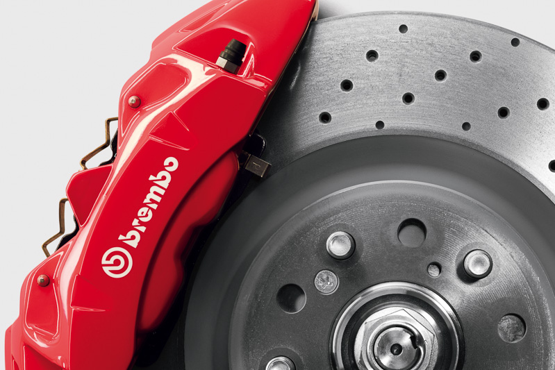 320PS/400Nmの高出力と1390kgの車重を受け止めるため、フロントにブレンボ製4ピストンアルミモノブロックキャリパーを採用マスターパワーも新設計して、ドライバーの踏力に合わせて制動力が自在にコントロール可能になっている