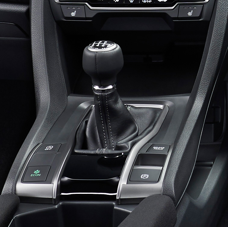 ハッチバックの6速MTは本革巻きのシフトレバーを採用