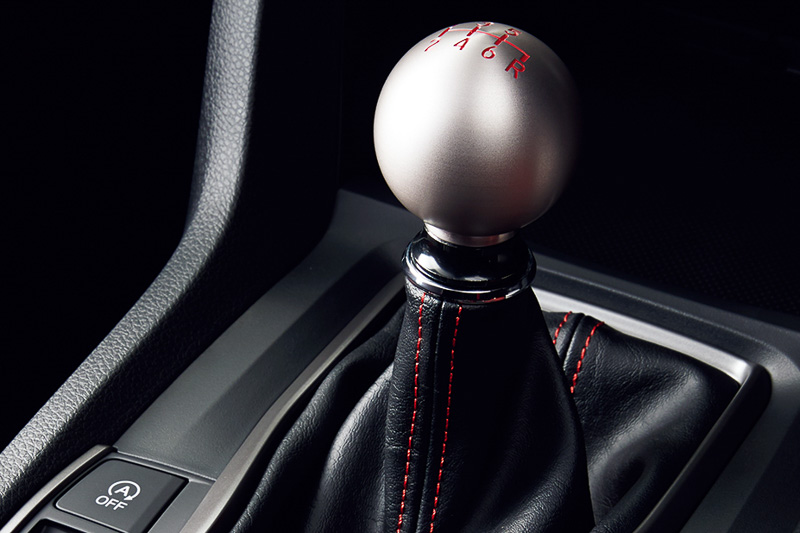 TYPE Rの6速MTはアルミ製シフトノブを標準装備